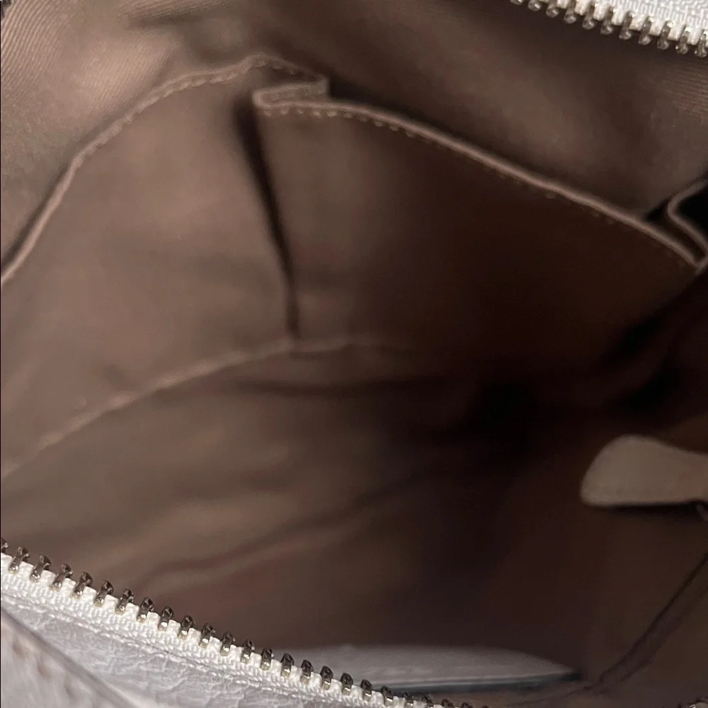 Vintage Coach White Leather Shoulder Bag
With Silver Tone Buckles And Rings - Picture 10 of 12